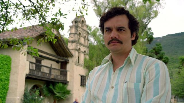 La véritable chemise à rayures bleue et crème de Pablo Escobar (Wagner Moura) dans Narcos