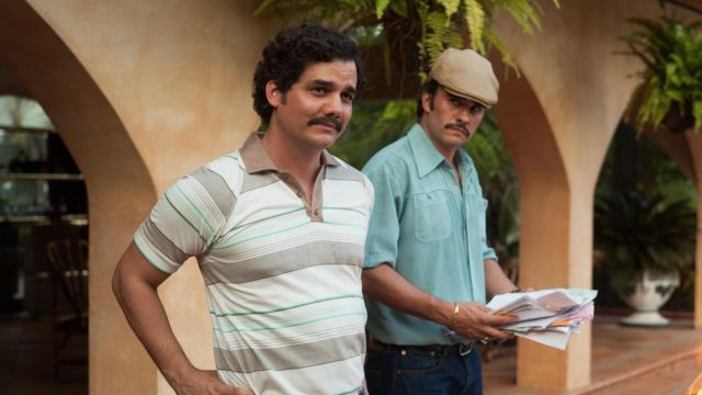 Le polo à rayures de Pablo Escobar (Wagner Moura) dans Narcos
