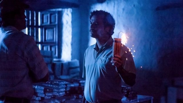 Les bâtons de dynamite de Pablo Escobar (Wagner Moura) dans Narcos