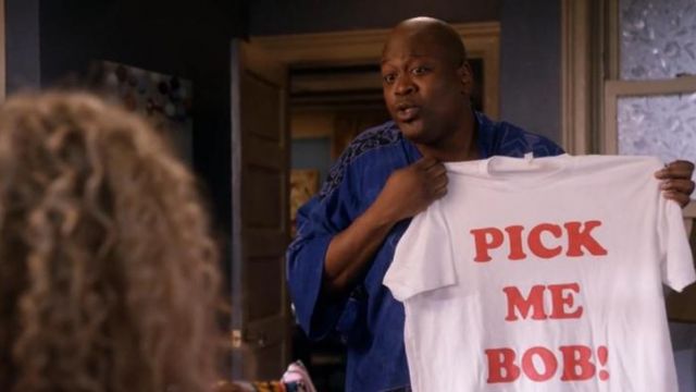Le T-Shirt "Pick Me Bob !" de Titus Andromedon (Tituss Burgess) dans Unbreakable Kimmy Schmidt