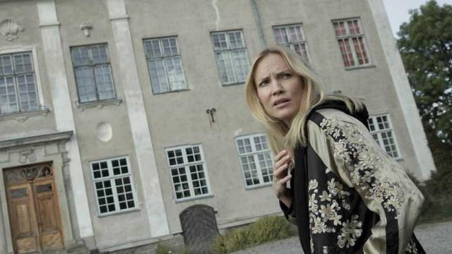 The bomber embroidered Moa Gammel (Eva Thörnblad) in Jordskott, in the forest of the disappeared S01E09