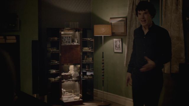 La tabla periódica de los elementos (1897) en Sherlock Holmes (Benedict Cumberbatch) en Sherlock