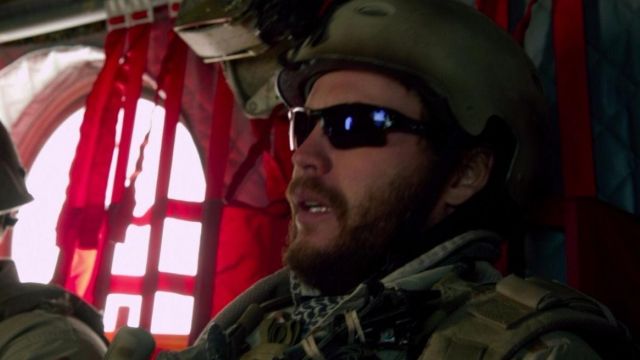 L'authentique casque militaire tactique porté par Murf (Taylor Kitsch) dans le film Du sang et des larmes