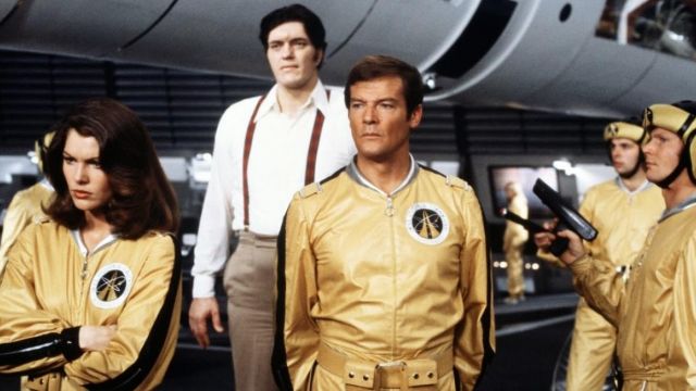 L'écusson Drax Enterprise Corp de James Bond (Roger Moore) dans Moonraker