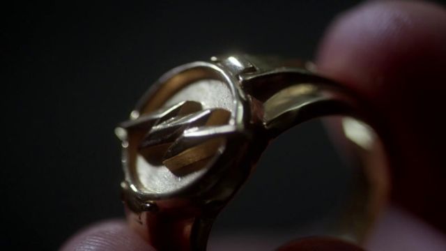The ring of Dr. Harrison Wells / Eobard Thawne / Reverse-Flash (Tom Cavanagh) in The Flash Season 1