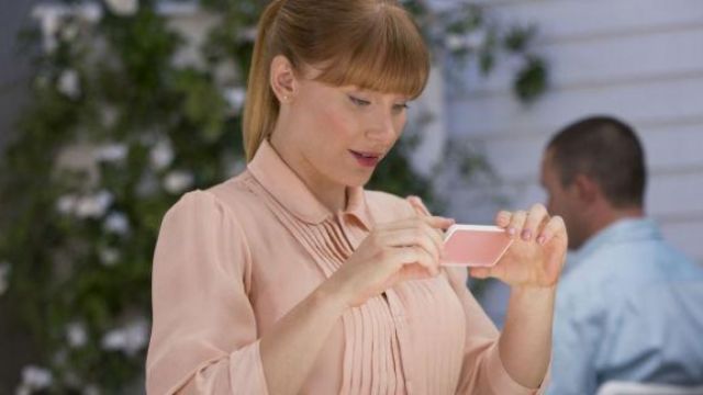 The blouse peter pan collar in pink Lacie (Bryce Dallas Howard) in Black Mirror