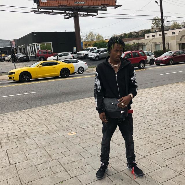 Sneakers OFF WHITE VAPORMAX views on the account Instagram of Rich the Kid