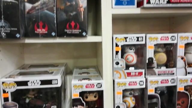 The figurine Funko Pop Star Wars Episode VIII The Last of the Jedi BB-8 in the video STORES GEEK IN AIX-en-PROVENCE ? #VLOG of The chain of the Geek