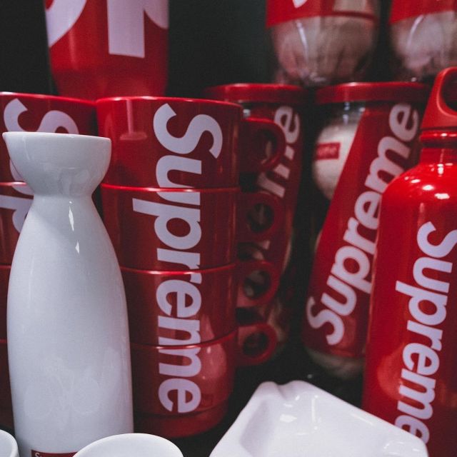 La tasse supreme rouge sur le compte Instagram de @clockers_paris