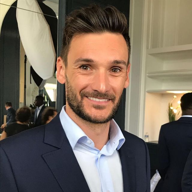 La camisa celeste que lleva Hugo Lloris en su post de instagram