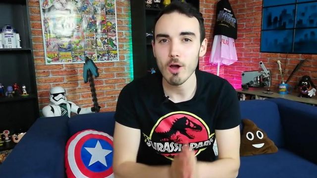 tshirt jurassic park logo vu dans la video "ma première figurine du Joker" de la Chaîne du Geek