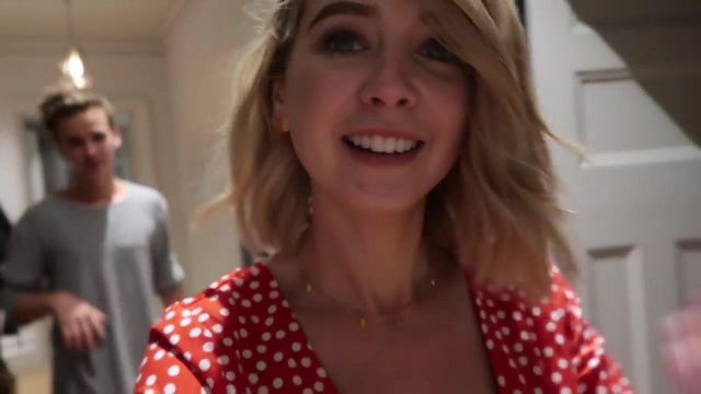 The long dress red polka dot white low-cut of Zoella (Zoe Suggested) in his video "WE'VE ALL GONE CRAZY & EVENING WIND DOWN"