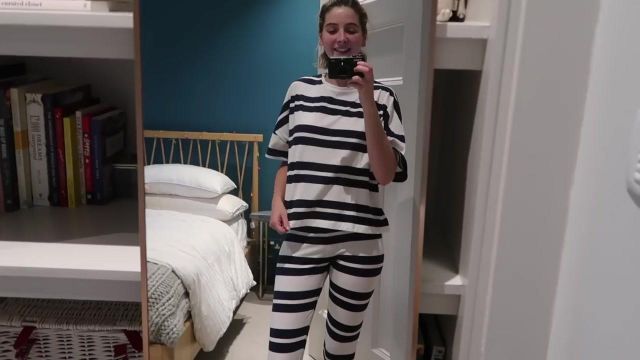 The set of striped pajamas in blue and white Zoella (Zoe Suggested) in his video "We've all gone crazy & evening wind down"