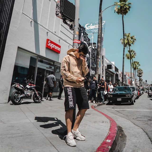 Les sneakers Yeezy 500 Blush vues sur le compte Instagram de Ari Petrou