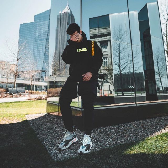 Les sneakers Yeezy 700 vues sur le compte Instagram de Ari Petrou