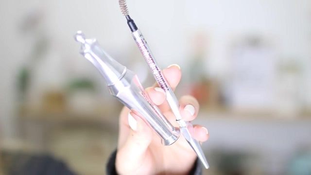 Le mascara sourcils Benefit cosmetics de EnjoyPhoenix dans sa vidéo Spring morning routine 2017