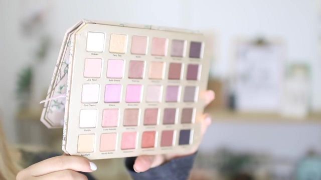 La palette de fard à paupières natural Too faced de EnjoyPhoenix dans sa vidéo Spring routine morning 2017