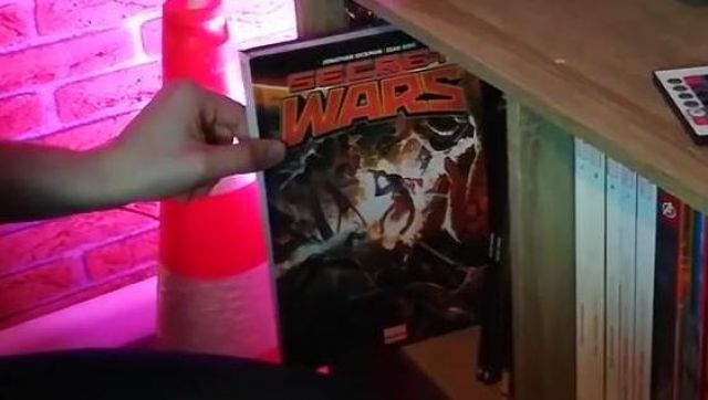 The album Secret Wars in the YouTube video TOUR of my NEW DECOR GEEK ! chain of Geek