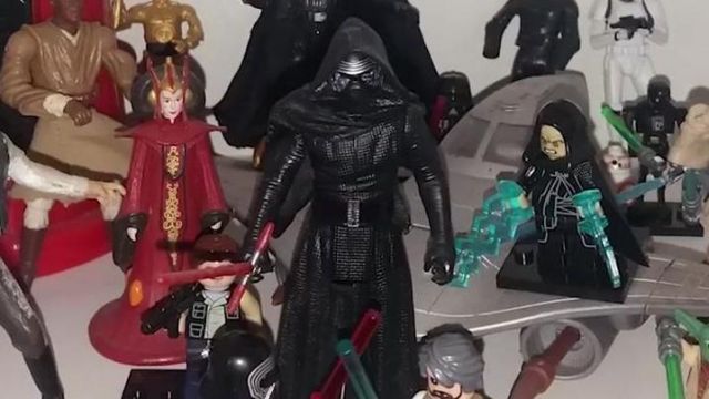 La figurine Star Wars Kylo Ren vue dans la video "Vous vendez du rêve - Vos collections Geek" de La Chaîne du Geek