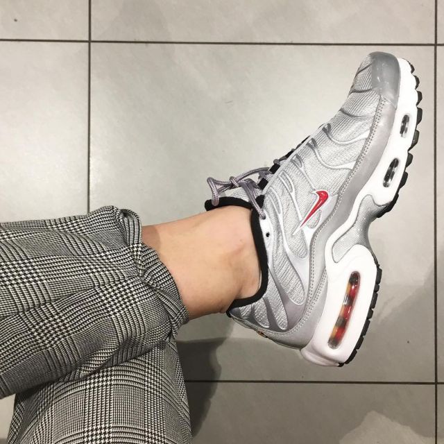 nike air max plus silver