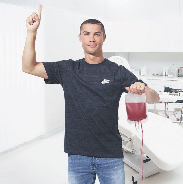 The Nike t-shirt black heather Cristiano Ronaldo on his account Instagram |  Spotern