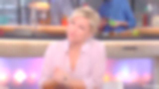 The pink blouse with stripes of Anne-Elisabeth Lemoine in C to you of the 19/06/2018