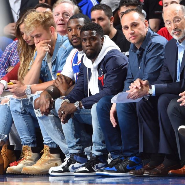 les sneakers que le comedien Kevin Hart porte est une Jordan 1 Retro High Blue Moon, vue sur le compte instagram de upscalehype