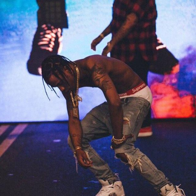 Les sneakers Nike Air Jordan V Retro Supreme White de Travis Scott sur Instagram