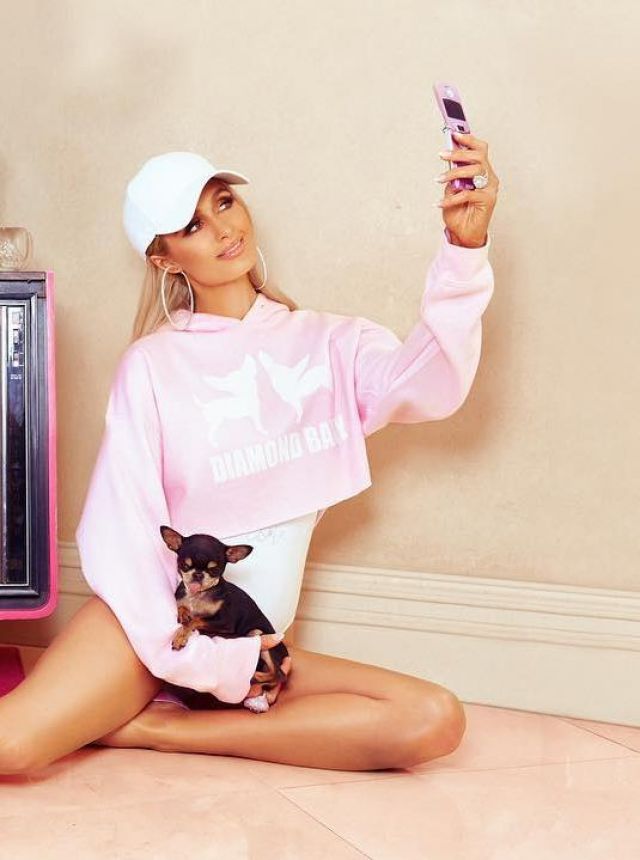 Le crop top hoodie Diamond Baby rose de Paris Hilton sur son compte Instagram
