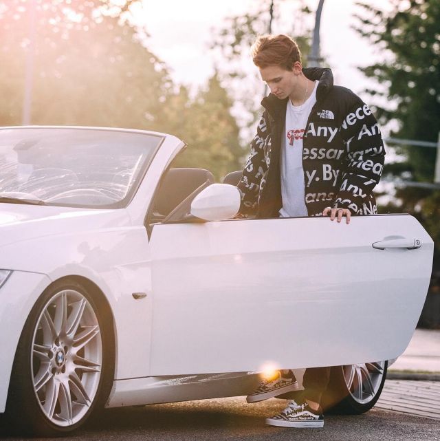 The down jacket Supreme x TNF "By Any Means" that carries the influencer Max "munich_style" on his Instagram