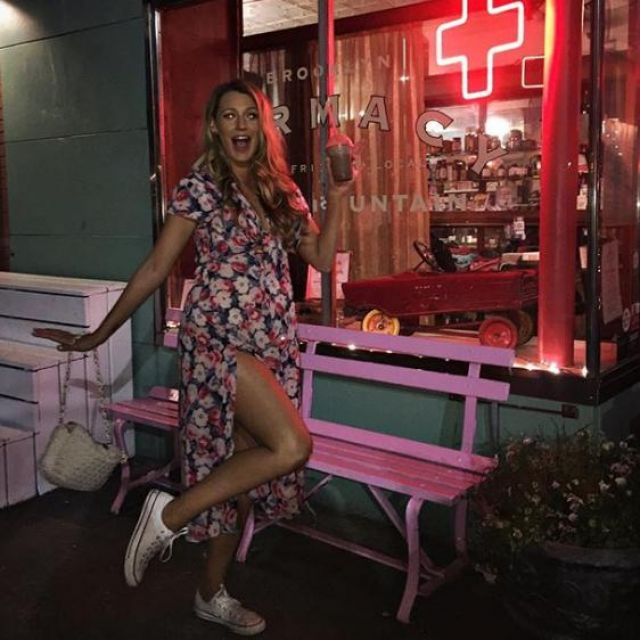 Sneakers white converse of Blake lively on his account Instagram