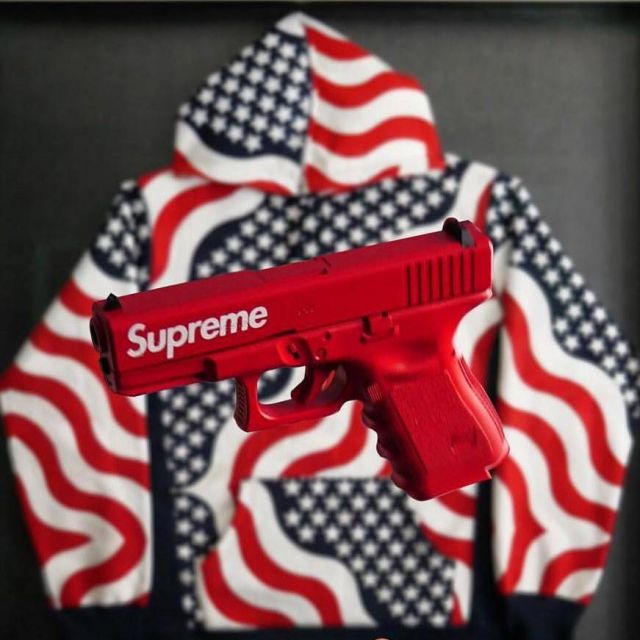 The sweater Supreme usa flag on the account Instagram @bump_official