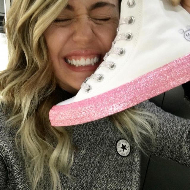 Les sneakers blanches semelles roses converse de Miley Cyrus sur ...