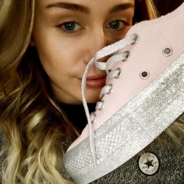 Les sneakers roses compensées semelles argent de Miley Cyrus sur son compte Instagram