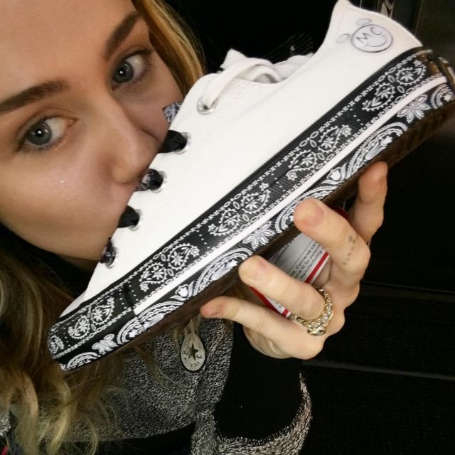 The sneakers white sole bandana black Converse from Miley Cyrus on his account Instagram