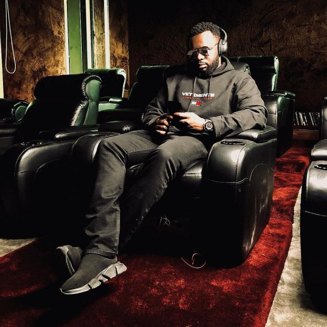 The pair of black sneakers Balenciaga Trainer Speed Master Gims posed in a chair on a post to Instagram