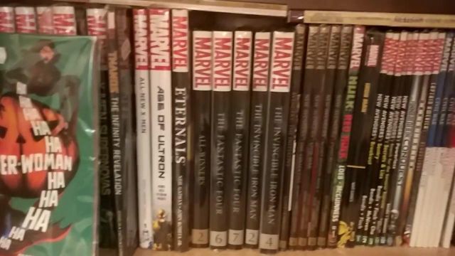 The comics Invincible Iron Man (2016) #4 seen on the video "I can't find any comics ?" of The Chain of the Geek