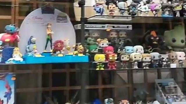 The figurine Funko Pop Arrow in the YouTube video Of the SHOPS GEEK IN AIX-en-PROVENCE ? #VLOG (2018)