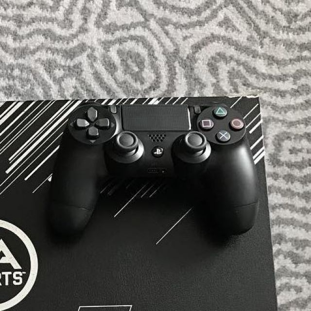 the Controller of ps4 black view on the account Instagram of Ousmane Dembélé