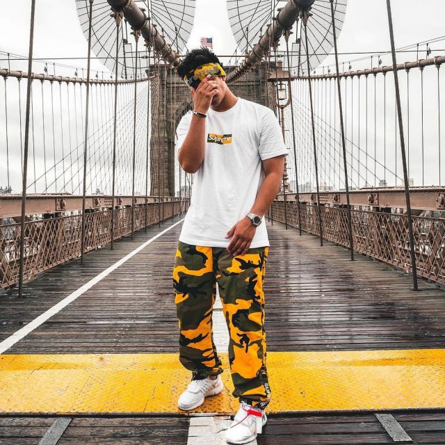 Le pantalon Supreme camo jaune que porte l'influenceur et youtubeur Ari Petrou sur son Instagram