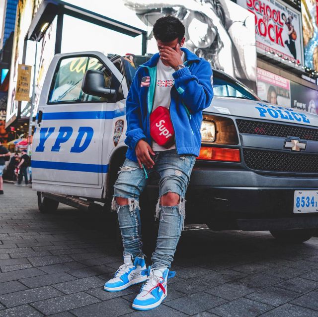 The blue jacket Supreme x The North Face that bears the influencer and youtubeur Ari Petrou on his Instagram