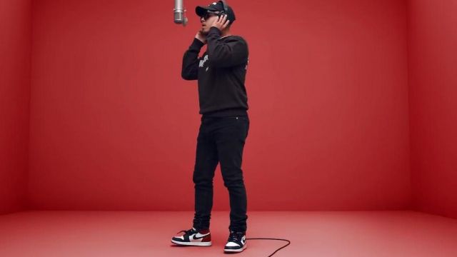 La paire de sneakers rouges Nike Air Jordan 1 de Hamza dans son video clip "1994", A Colors Show