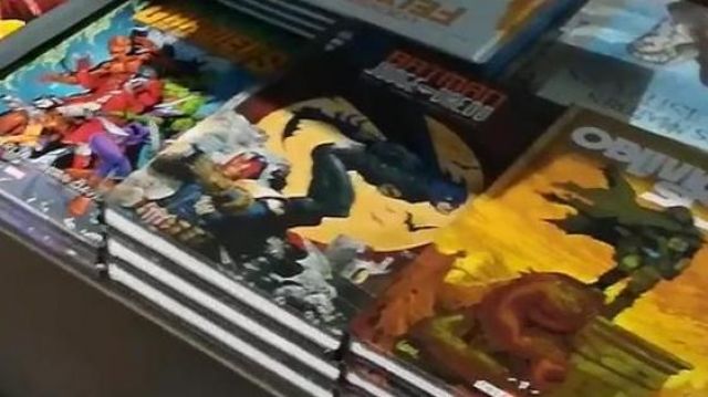 The book "Batman-Judge Dredd : The great enigma" in the YouTube video Of the SHOPS GEEK IN AIX-en-PROVENCE ? #VLOG of The chain of the geek