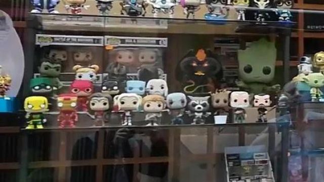 The figurine Funko POP! 97 Harley Quinn in the YouTube video Of the SHOPS GEEK IN AIX-en-PROVENCE ? chain of Geek