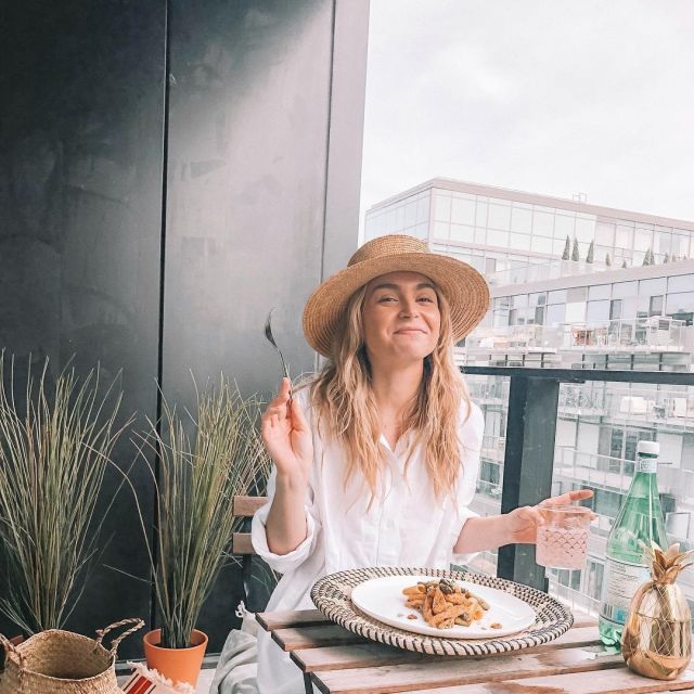 The straw hat worn by Allegra Shaw on his account Instagram