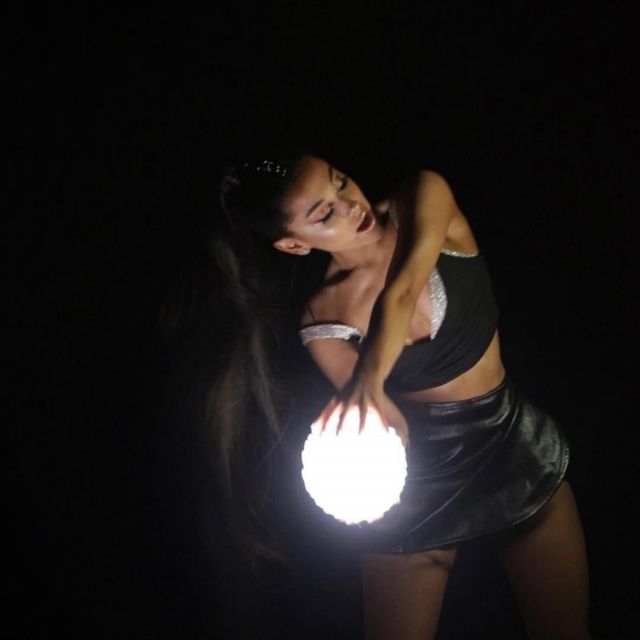 The mini black skirt of Ariana Grande on a picture Intagram on the shooting of the clip The light is coming