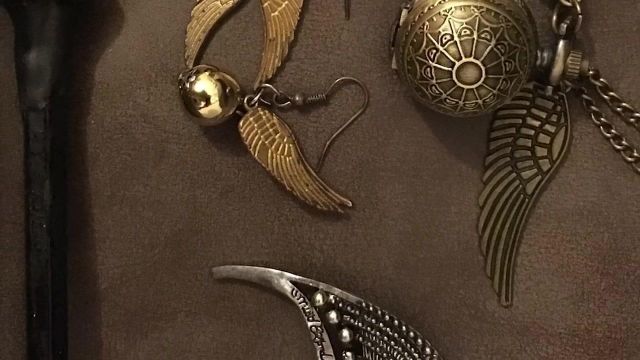 Earrings Bright gold Quidditch with wings of bronze, seen in the video, "You sell the dream - Your collections Geek" of The Chain of the Geek