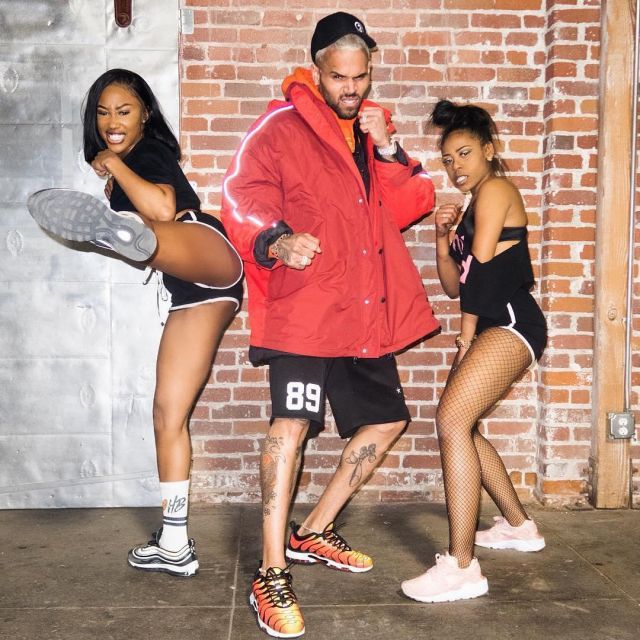 La chaqueta roja oversize de Balenciagaque lleva Chris Brown en la publicación de Instagram de Ohellyeahcmb