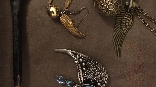 La montre a gousset Harry Potter Vif d'Or vue dans la video "Vous vendez du rêve - Vos collections Geek" de La Chaîne du Geek