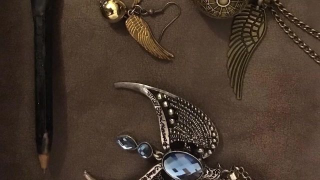 The pendant Rowena Ravenclaw Ravenclaw saw in the video, "You sell the dream - Your collections Geek" of The Chain of the Geek